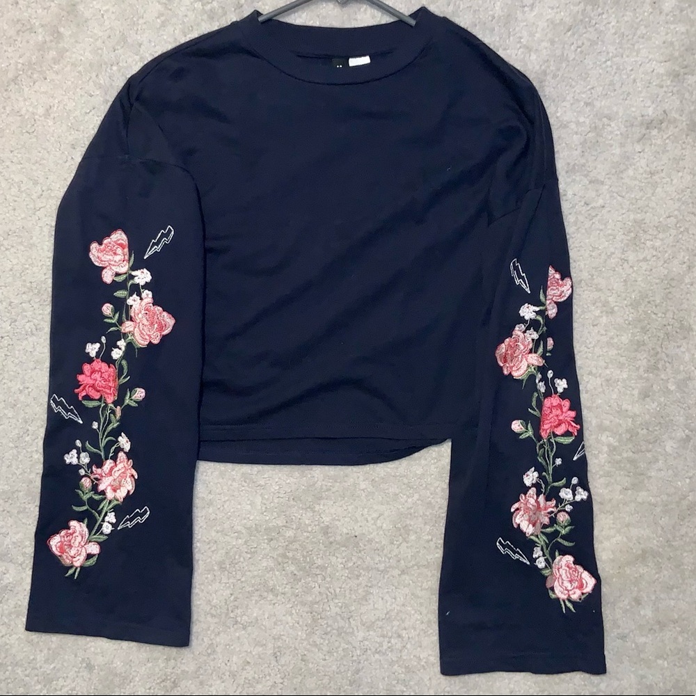 H&M Embroidered long-sleeve crop top size small